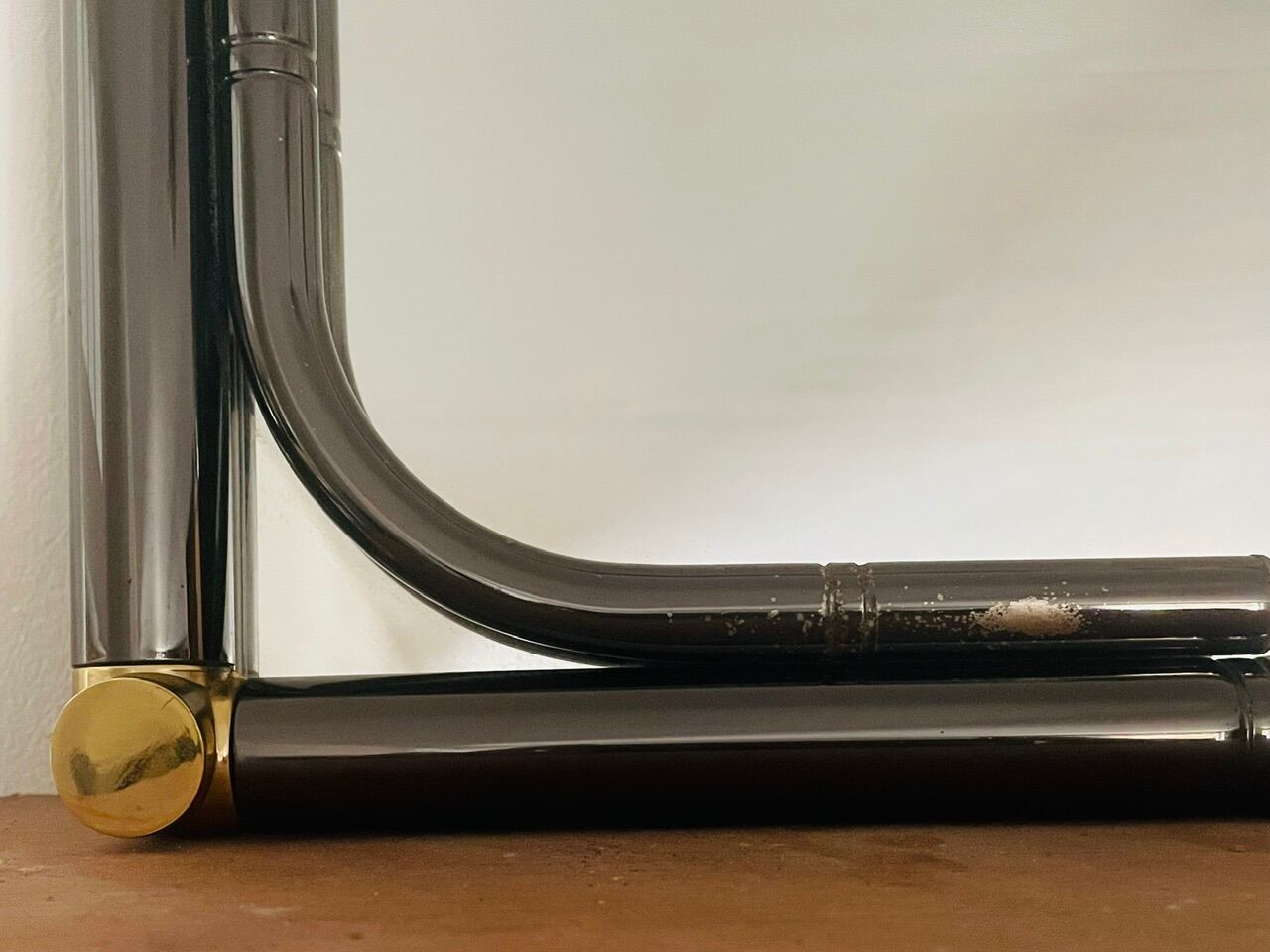 Vintage rectangular wall mirror in tubular metal and brass, 1970s/1980s.