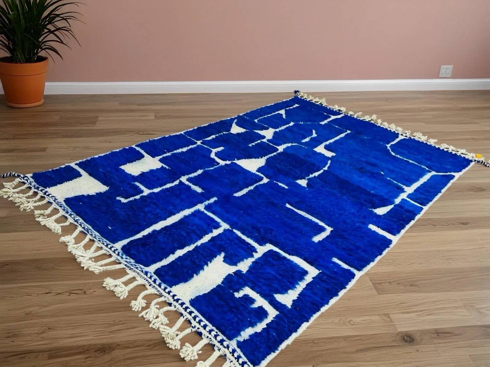 Berber rug in pure wool, handmade, 250x150 cm, made in Morocco.