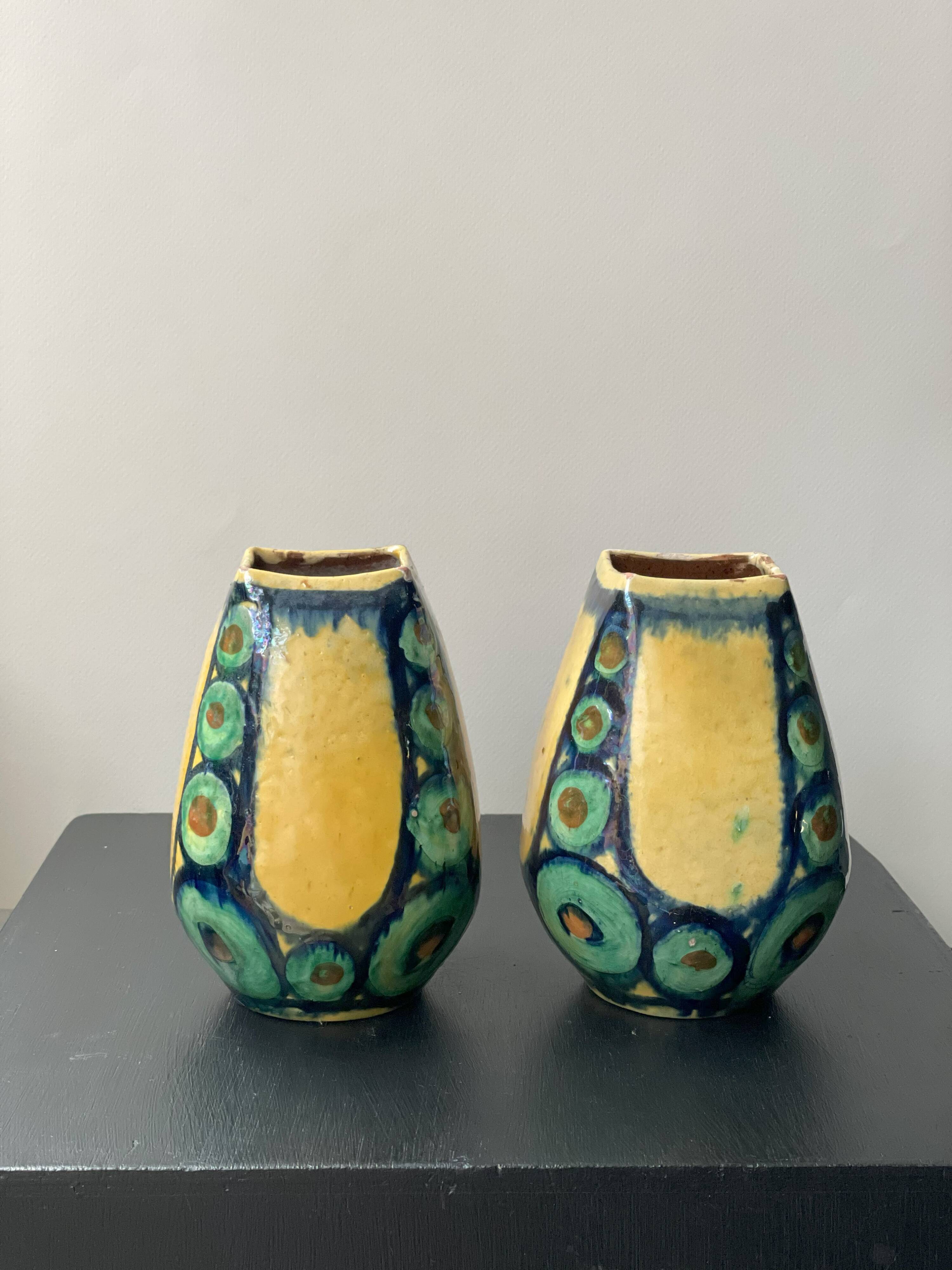 Une paire de vases verts et jaunes