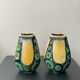 Une paire de vases verts et jaunes