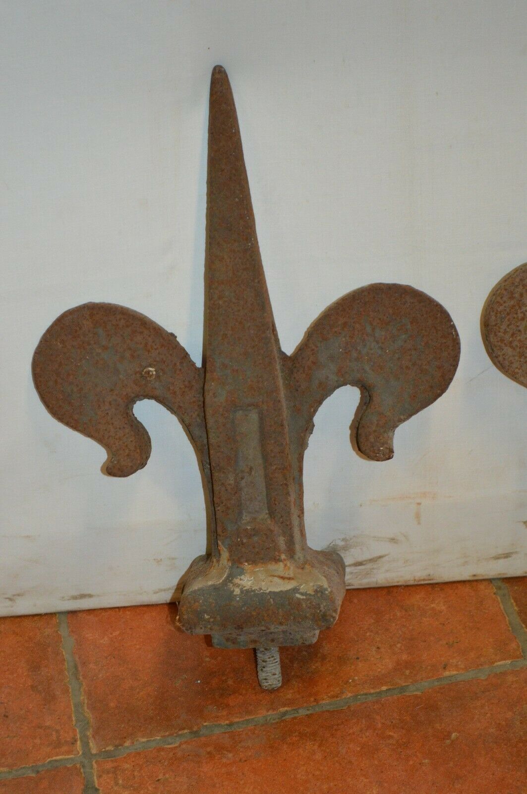 cast iron fleurs-de-lis (pair)