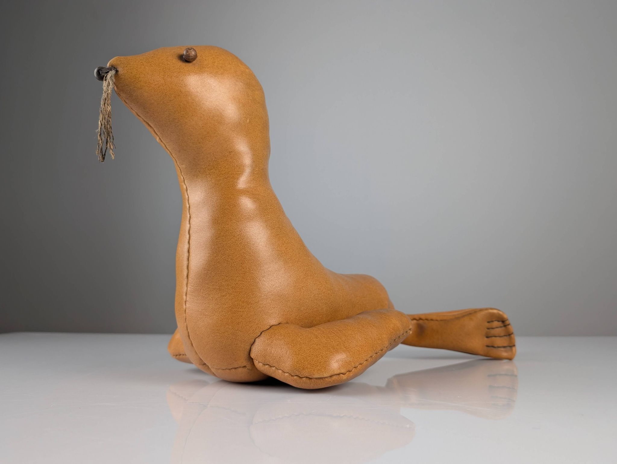 Phoque en cuir Sculpture décorative vintage années 1970