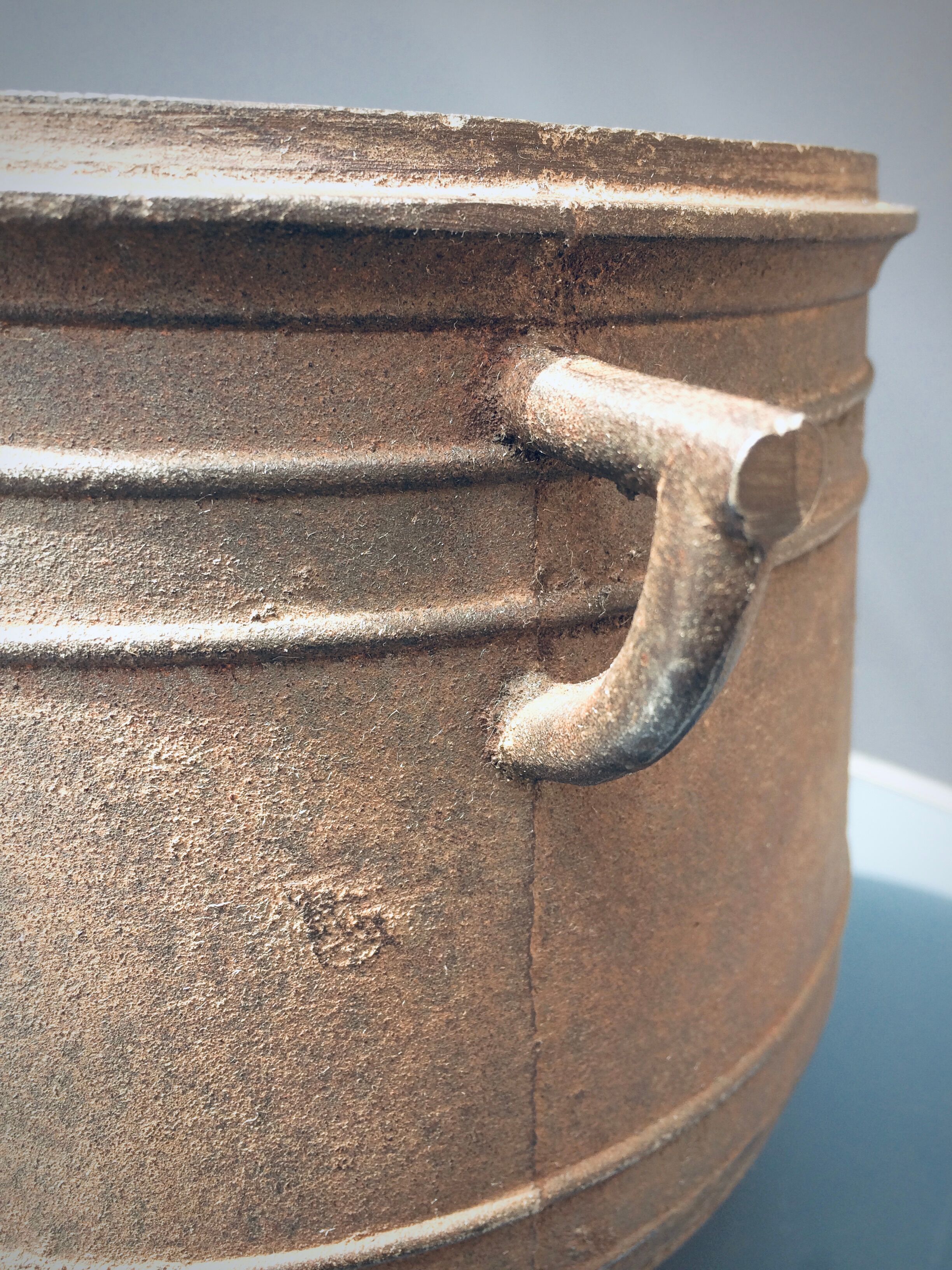 Cast-foot and cast-iron cauldron