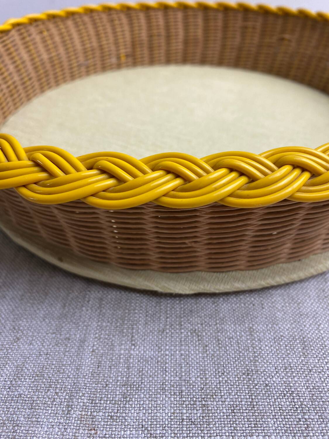 Scoubidou and rattan basket