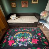 Tapis roumain en laine noire avec un panier de fleurs colorées