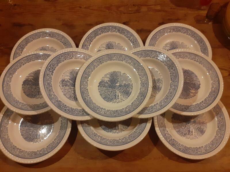 Set of 6 vintage English style soup plates