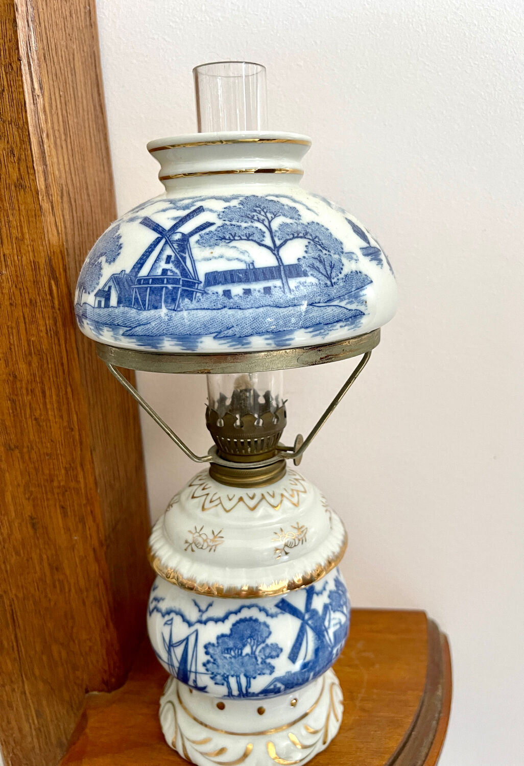 Lampe à pétrole en porcelaine de delphe