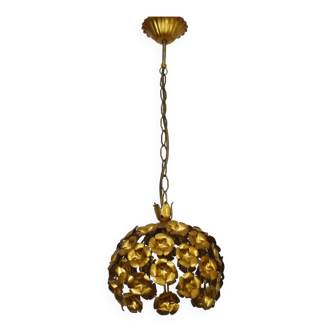 Italian pendant light in gilded metal with gold leaf floral suspension. 60s 70s