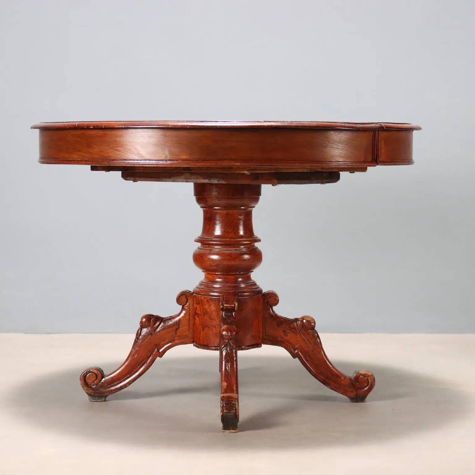 Antique extendable table in oak and poplar, Italy, 19th century.
