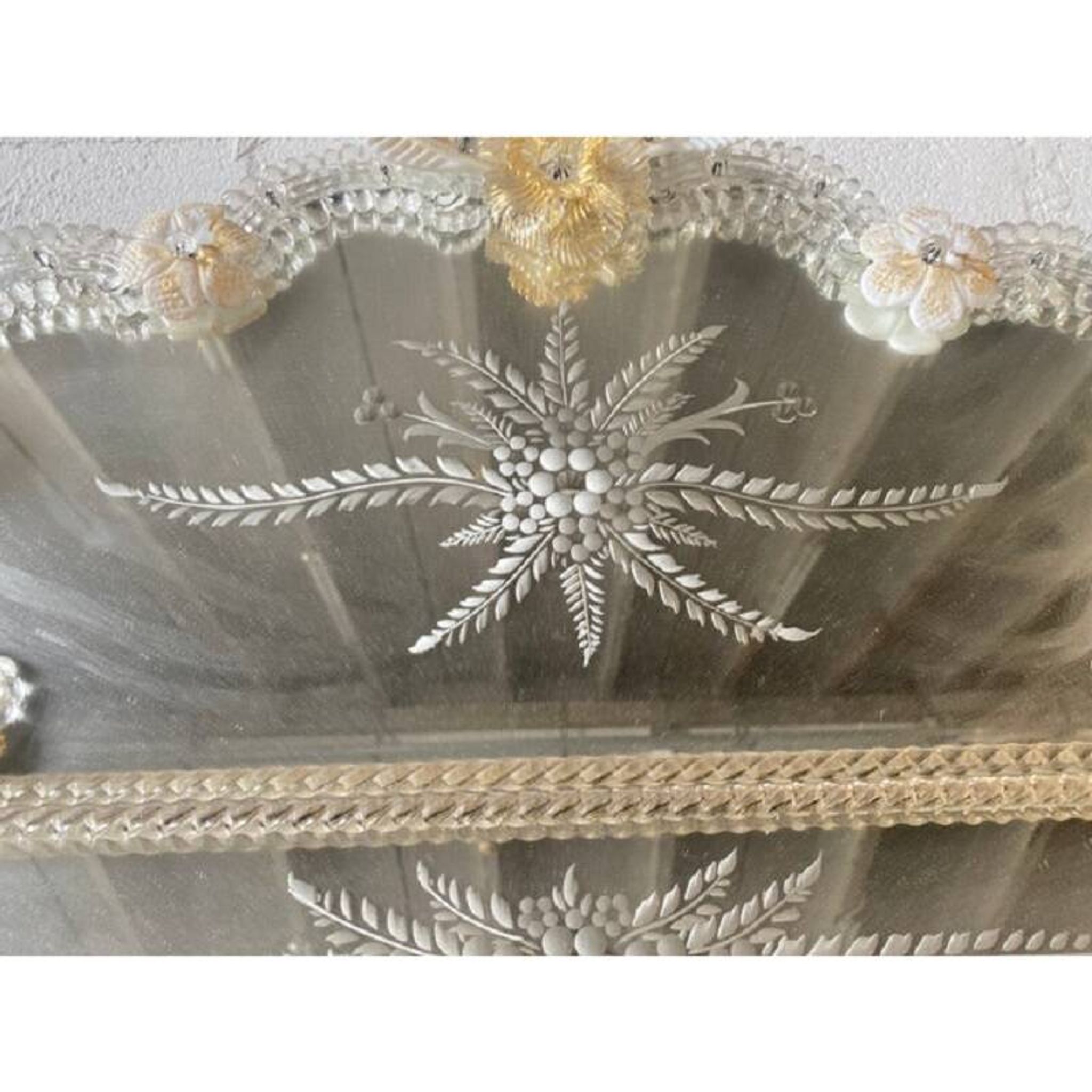 Miroir vénitien rectangulaire doré floréal sculpté à la main dans le style du verre de Murano