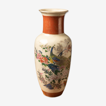 Vase en céramique peint à la main représentant des paons