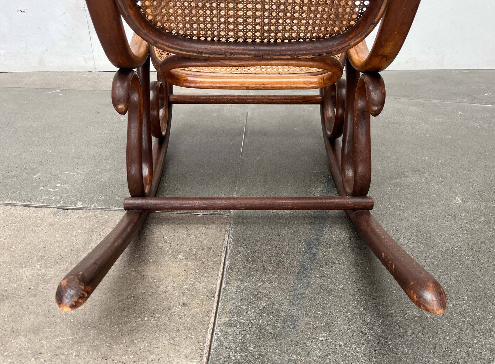 Curved wooden rocking chair Art Nouveau Jugendstil by Fischel, Austria, 1910s