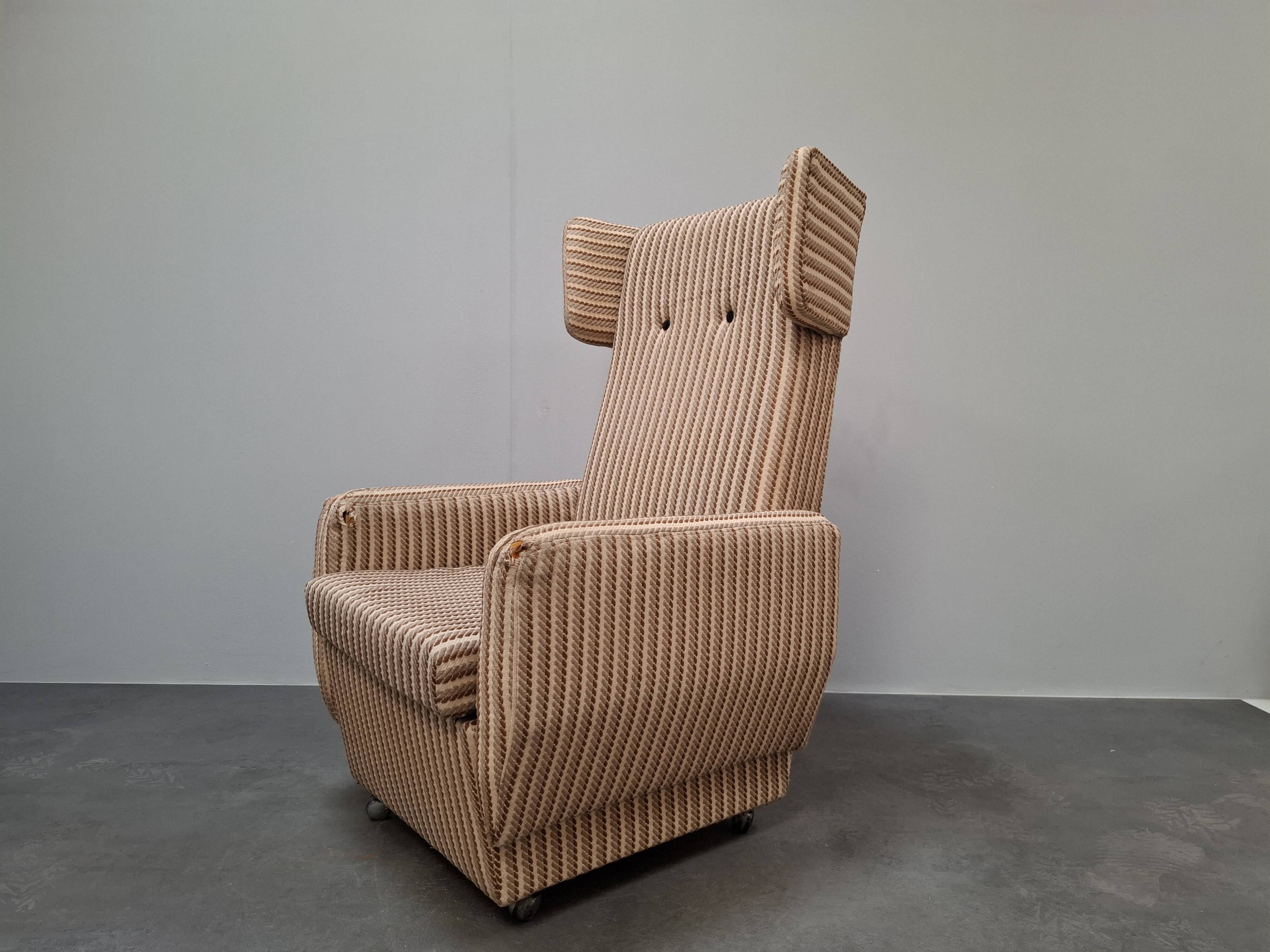 Fauteuil à oreilles de style mid-century moderne