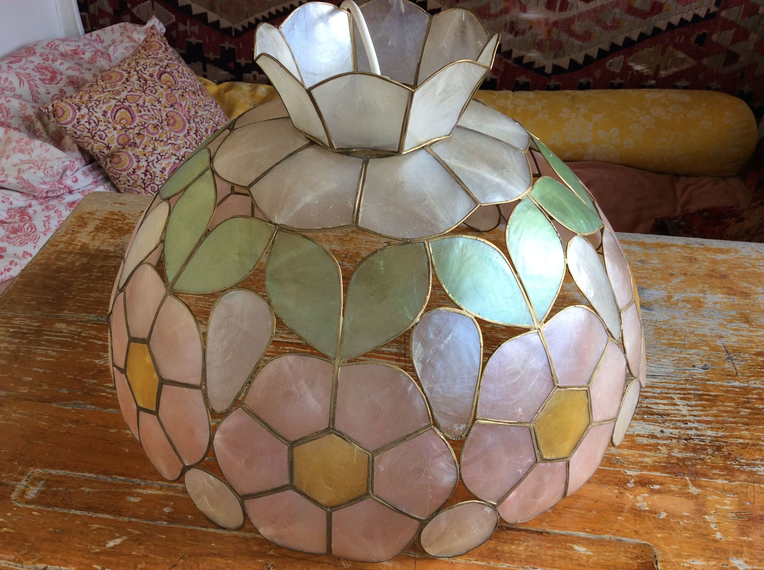 Vintage mother-of-pearl suspension