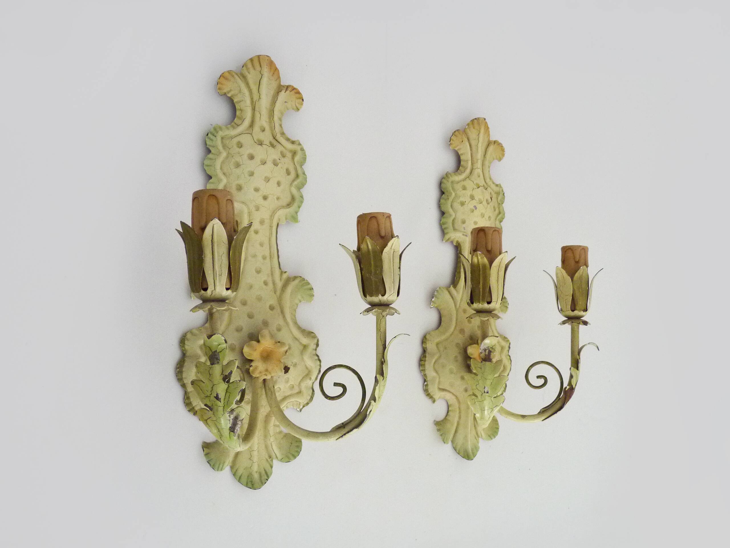 Pair of Italian wall lights in cream-colored sheet metal. 1970s