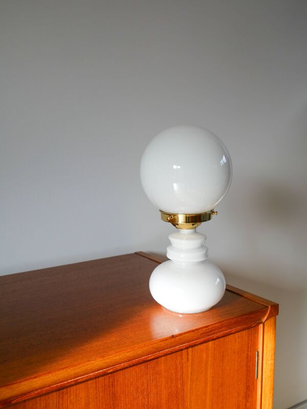 Lampe globe en opaline blanche, 1960