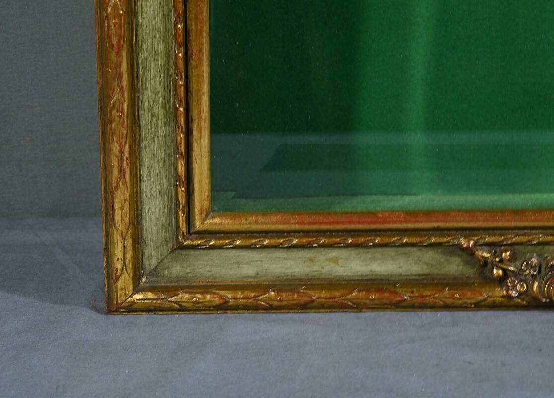 Vitrine Murale en Bois Doré – Milieu XXe