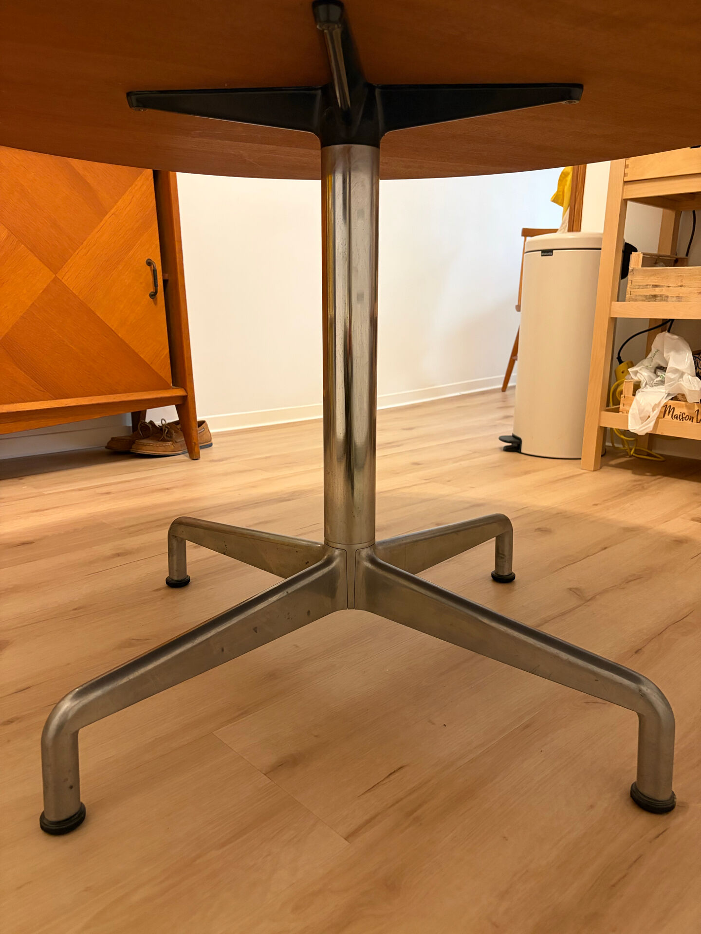 Round table design by Giancarlo Piretti for Castelli made in Italy.