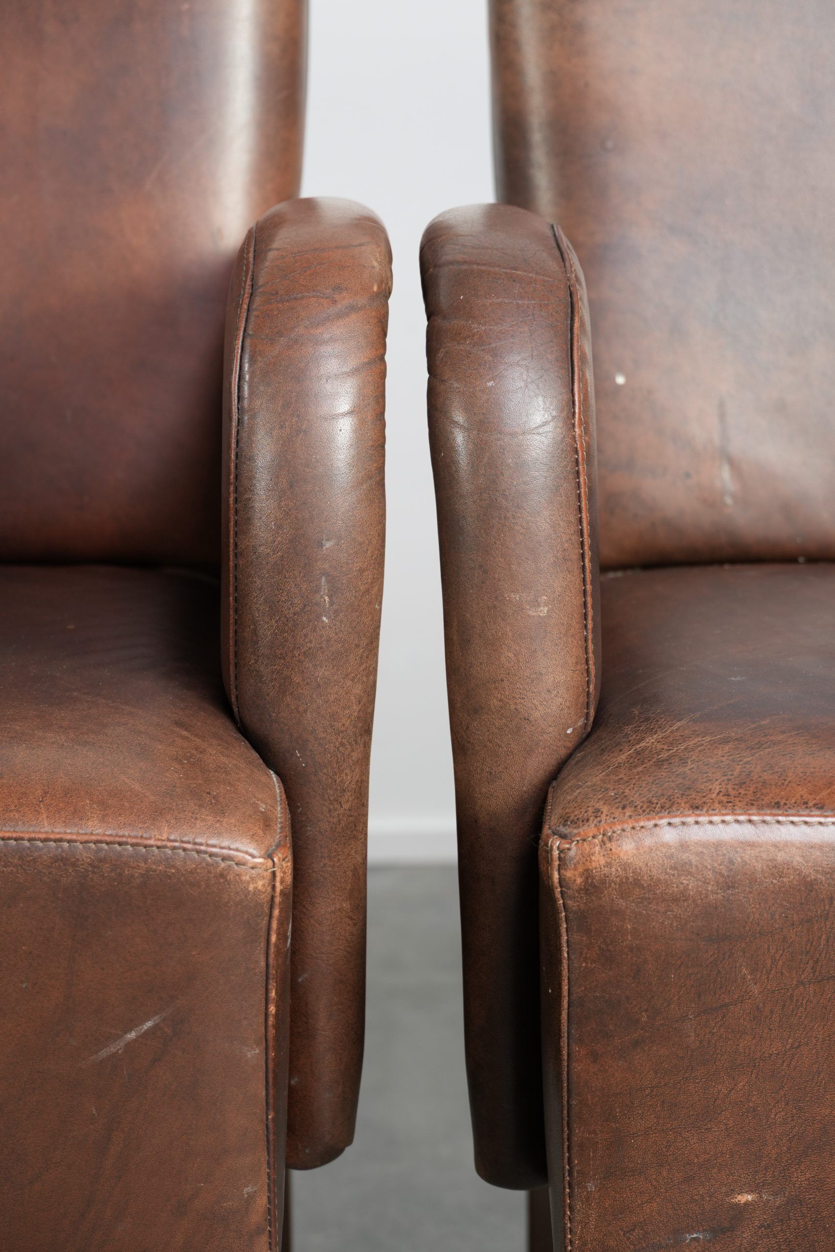 Set of 4 nicely finished dining chairs/side chairs with armrests made of cowhide leather