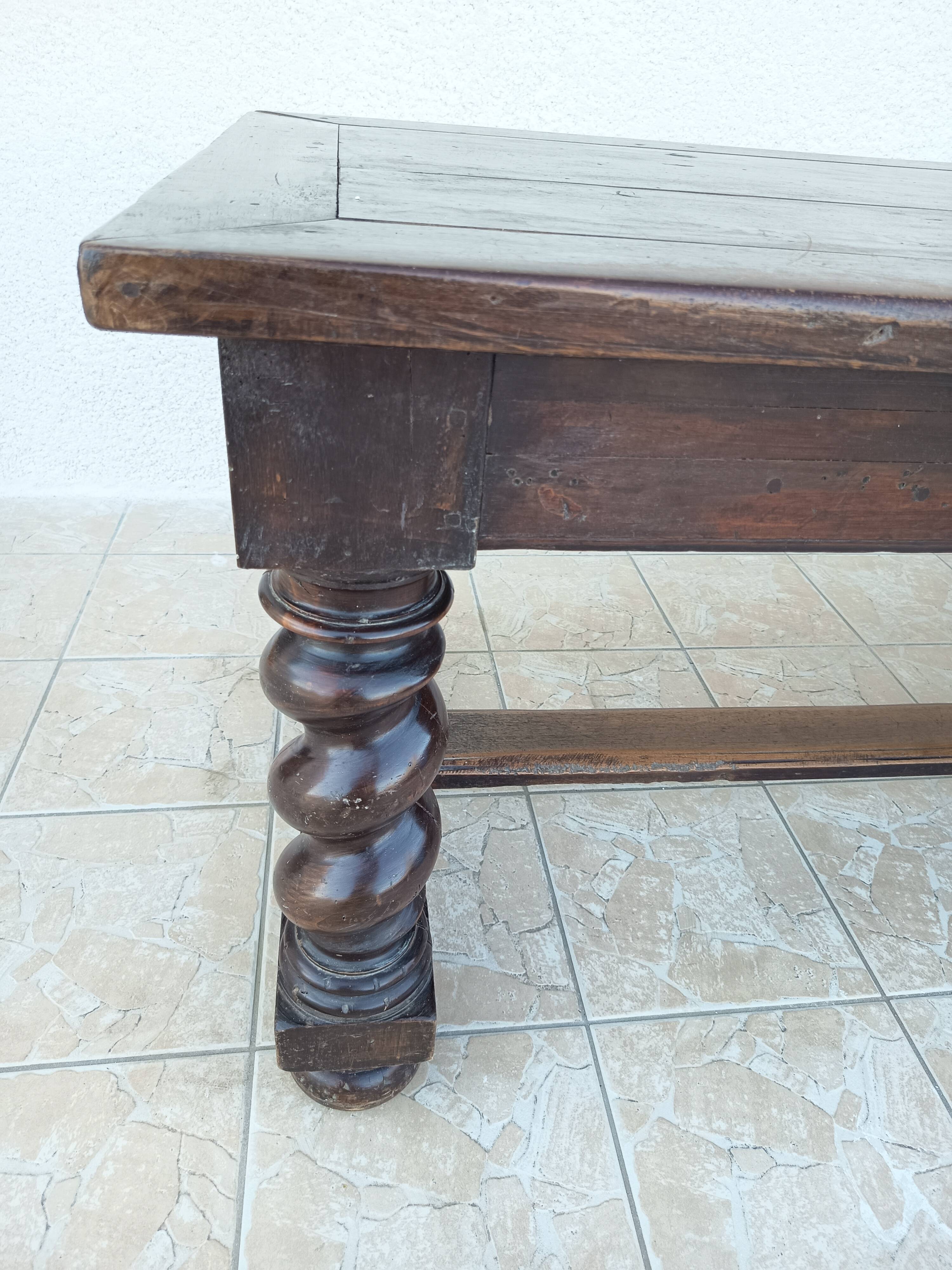 Louis XIII walnut table from the 19th century.