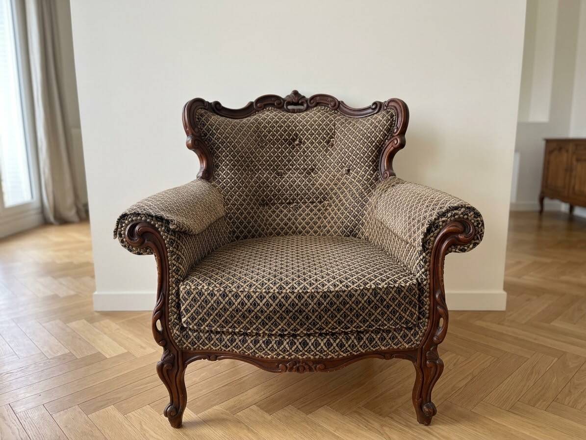 Baroque armchair in carved wood and geometric fabric.
