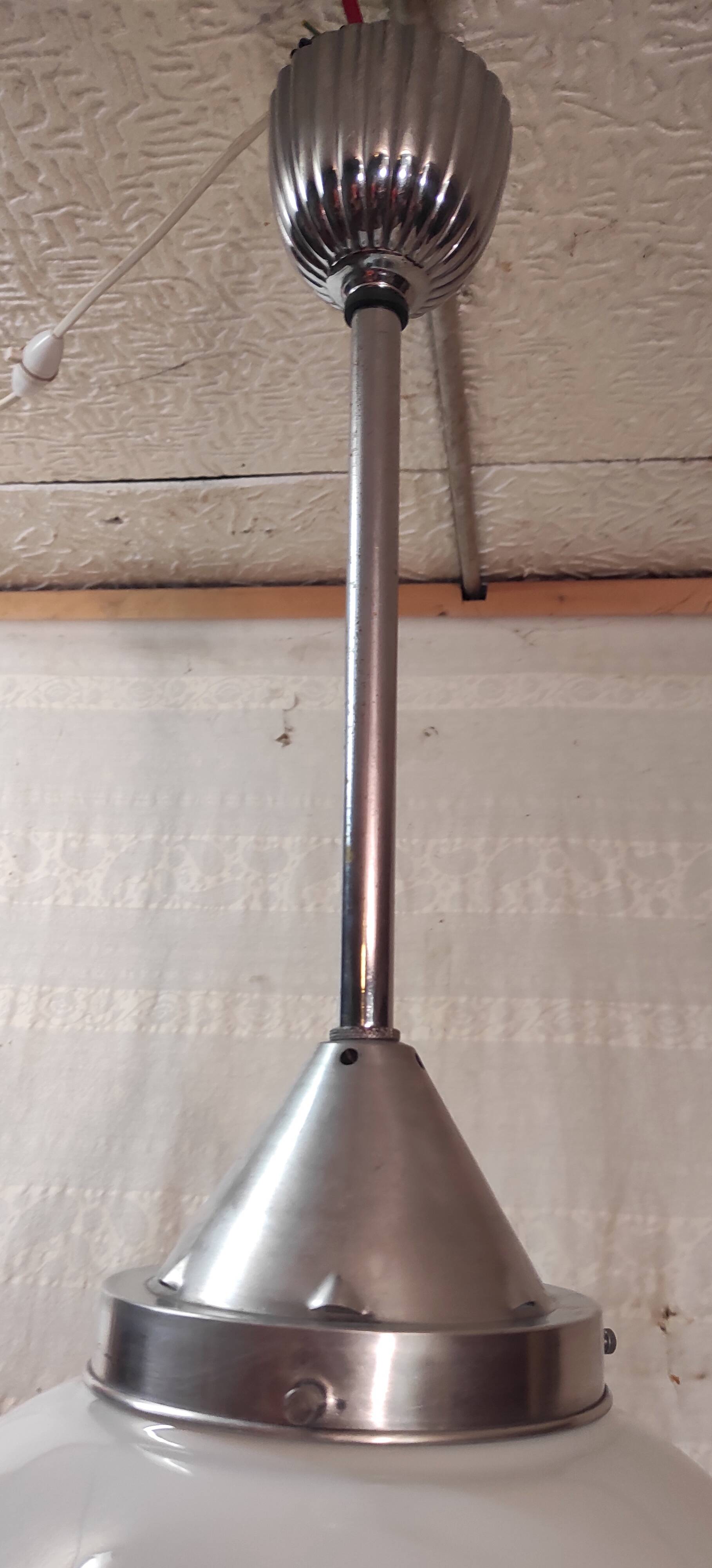 Suspension style Bauhaus métal chromé et globe opaline - années 20/30