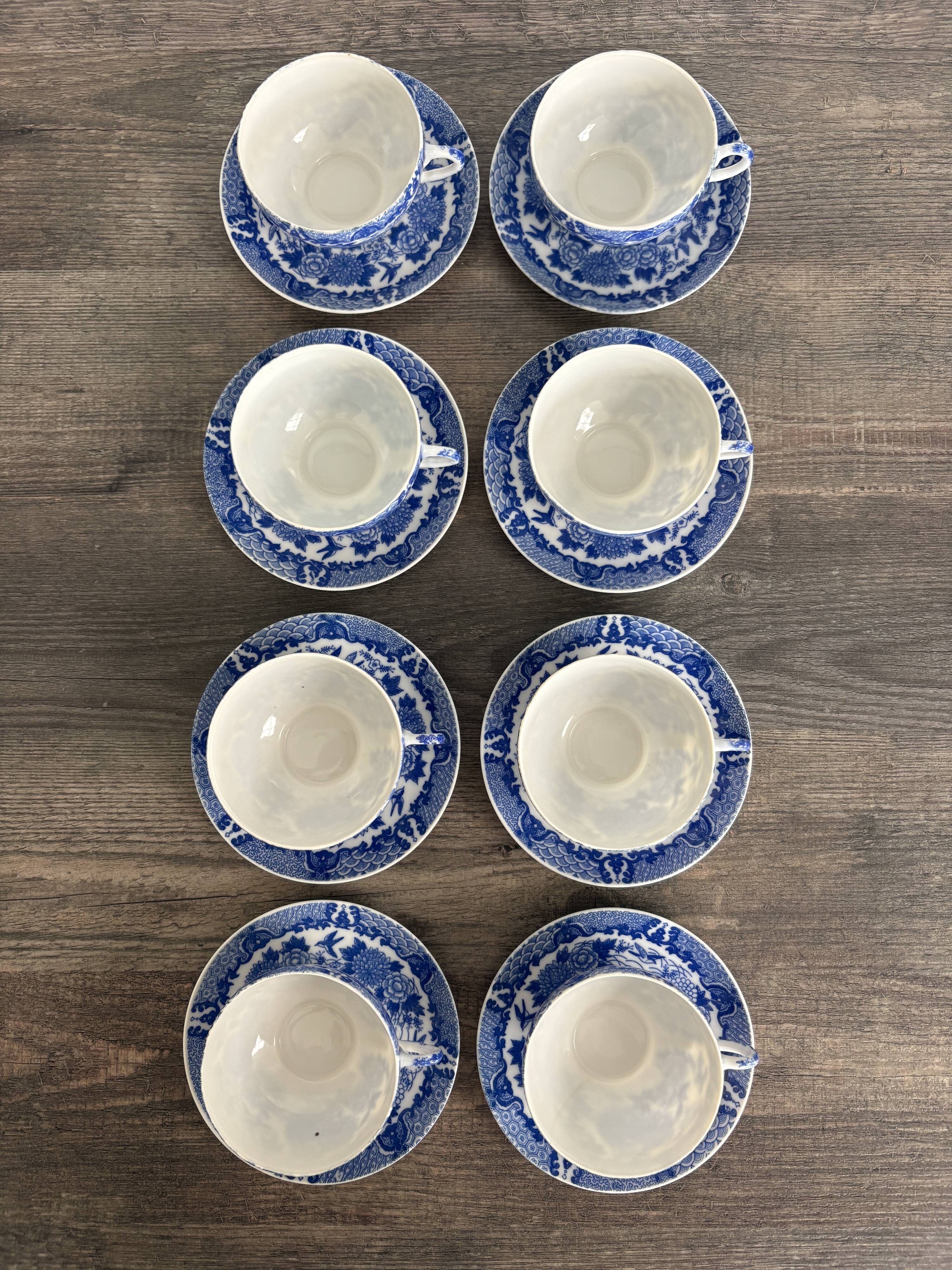 Service of 8 cups and saucers in Chinese blue porcelain.