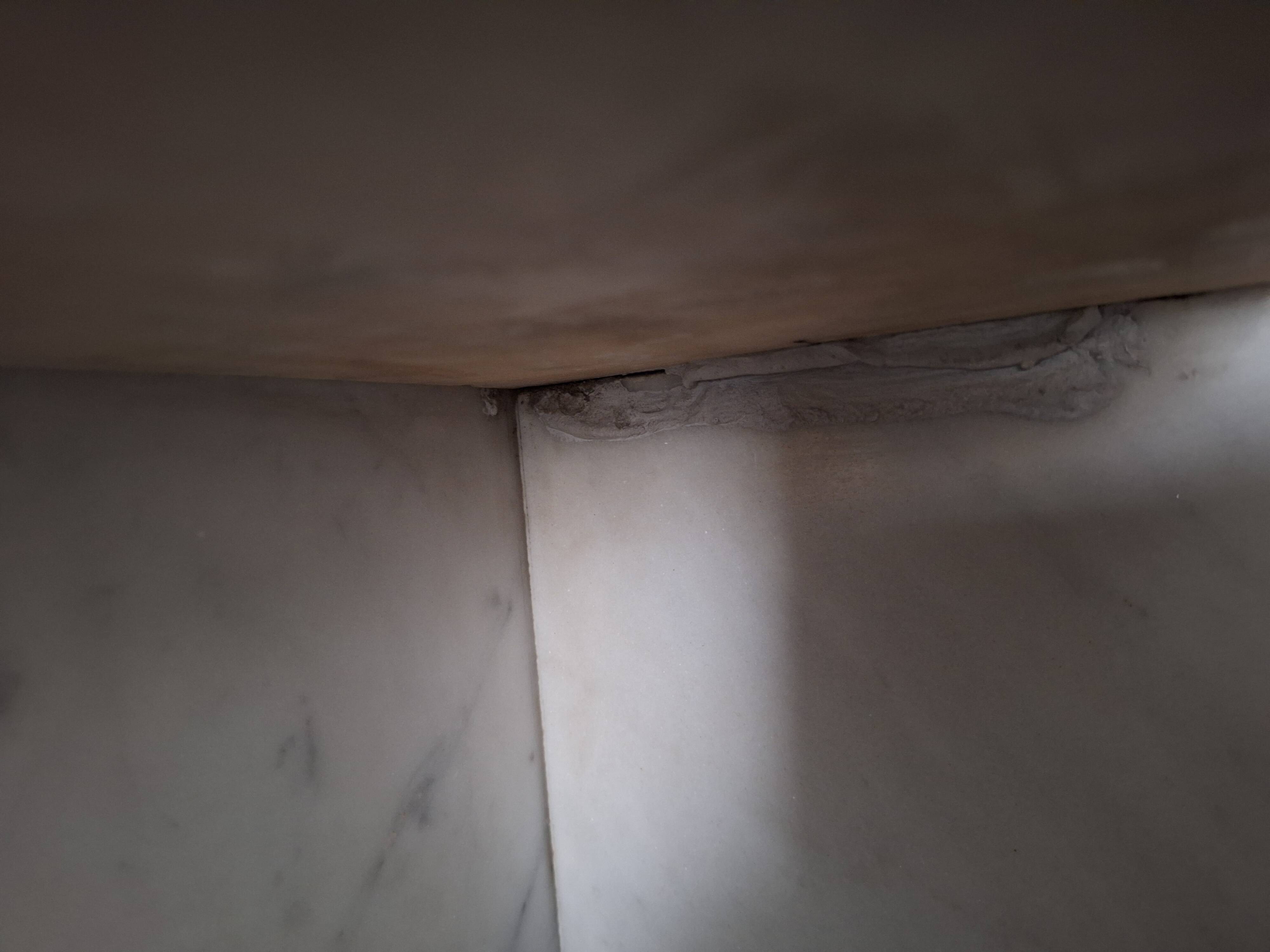 Ancien meuble de salle de bain avec marbre