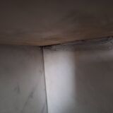 Ancien meuble de salle de bain avec marbre