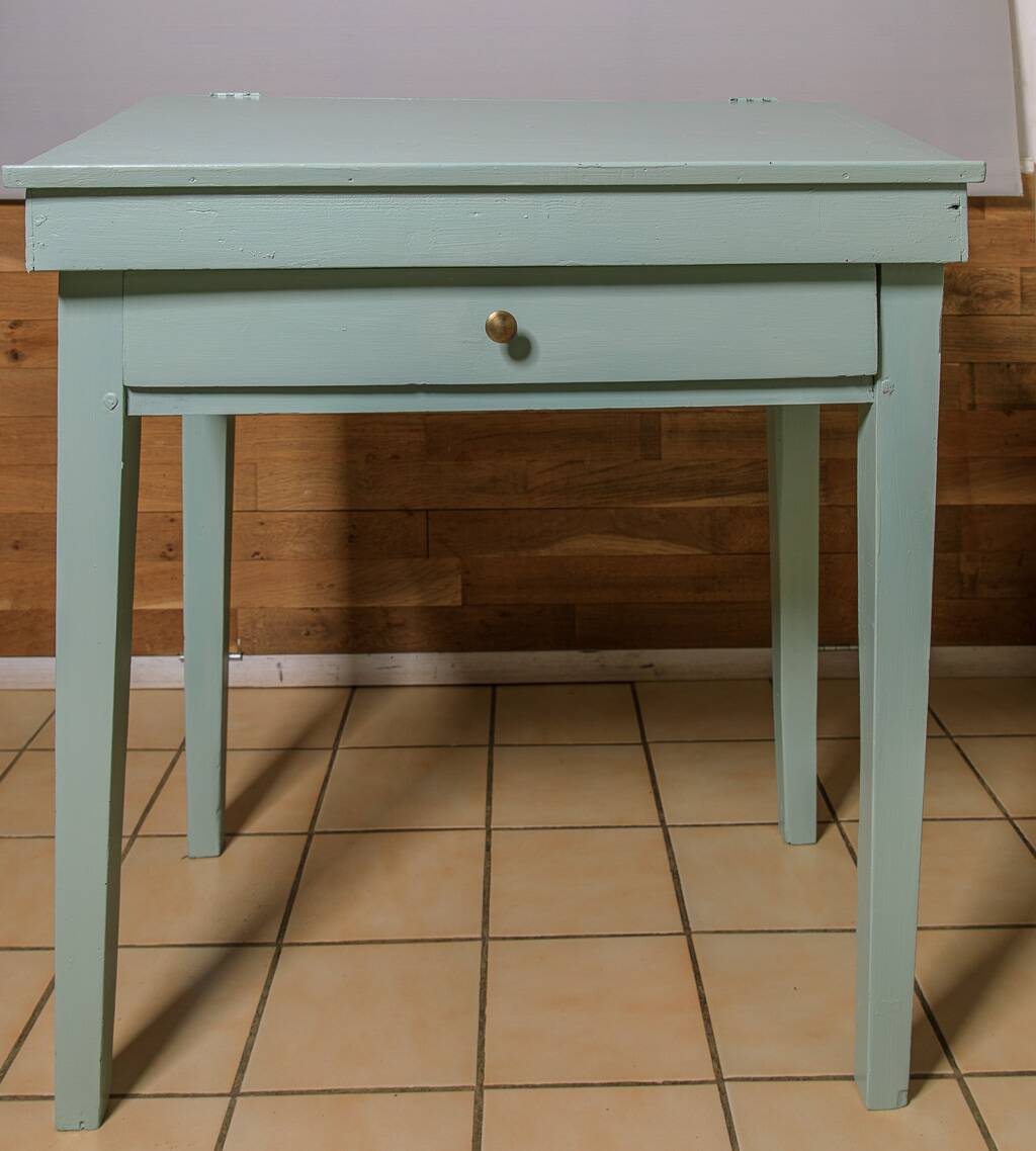 Revisited antique desk – larch green & chic jungle interior