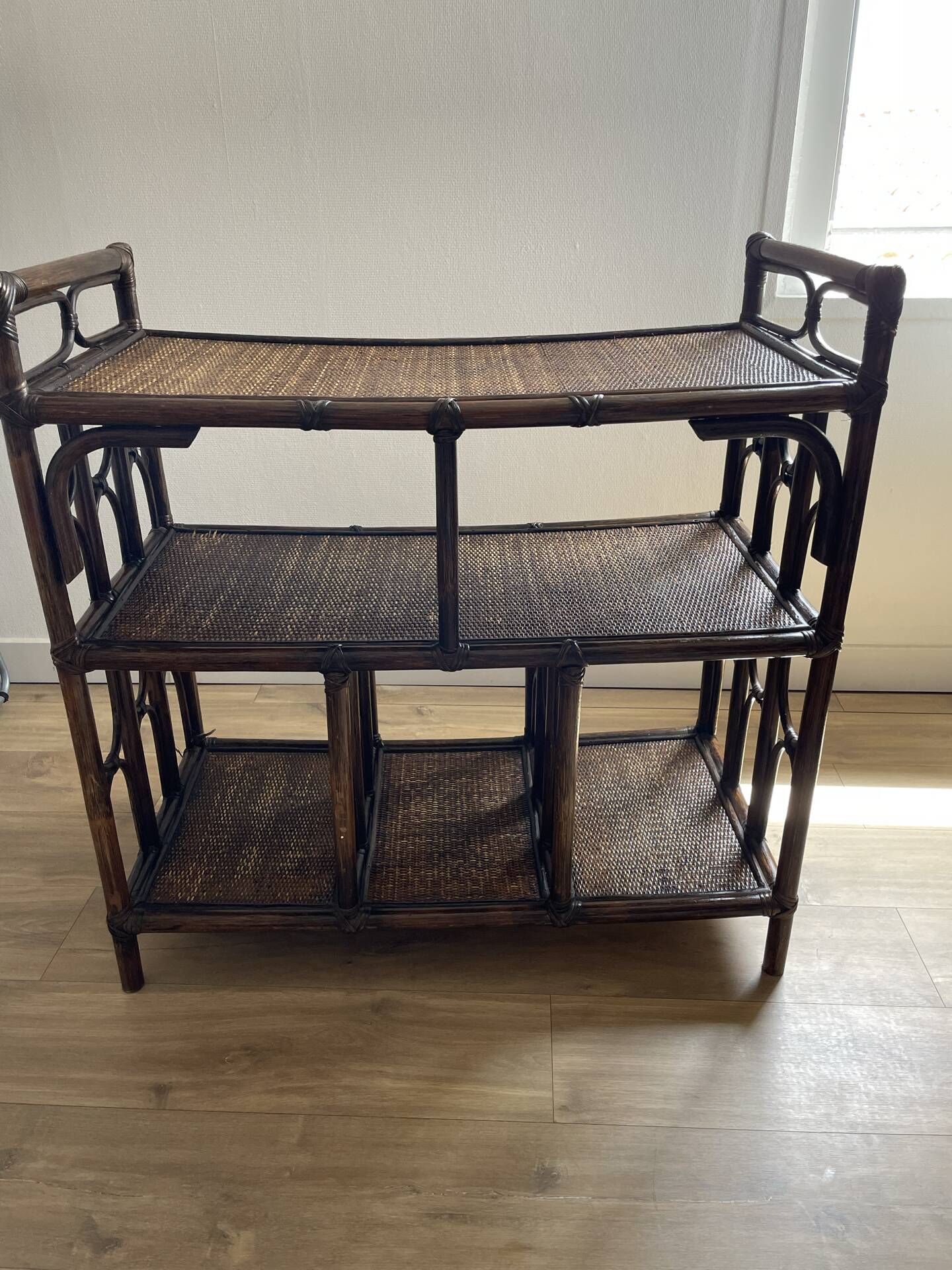 Étagère, console en rotin teinté