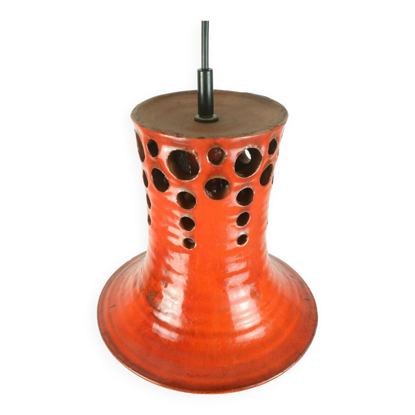 Suspension des années 1970 avec abat-jour en céramique orange de style milieu de siècle.