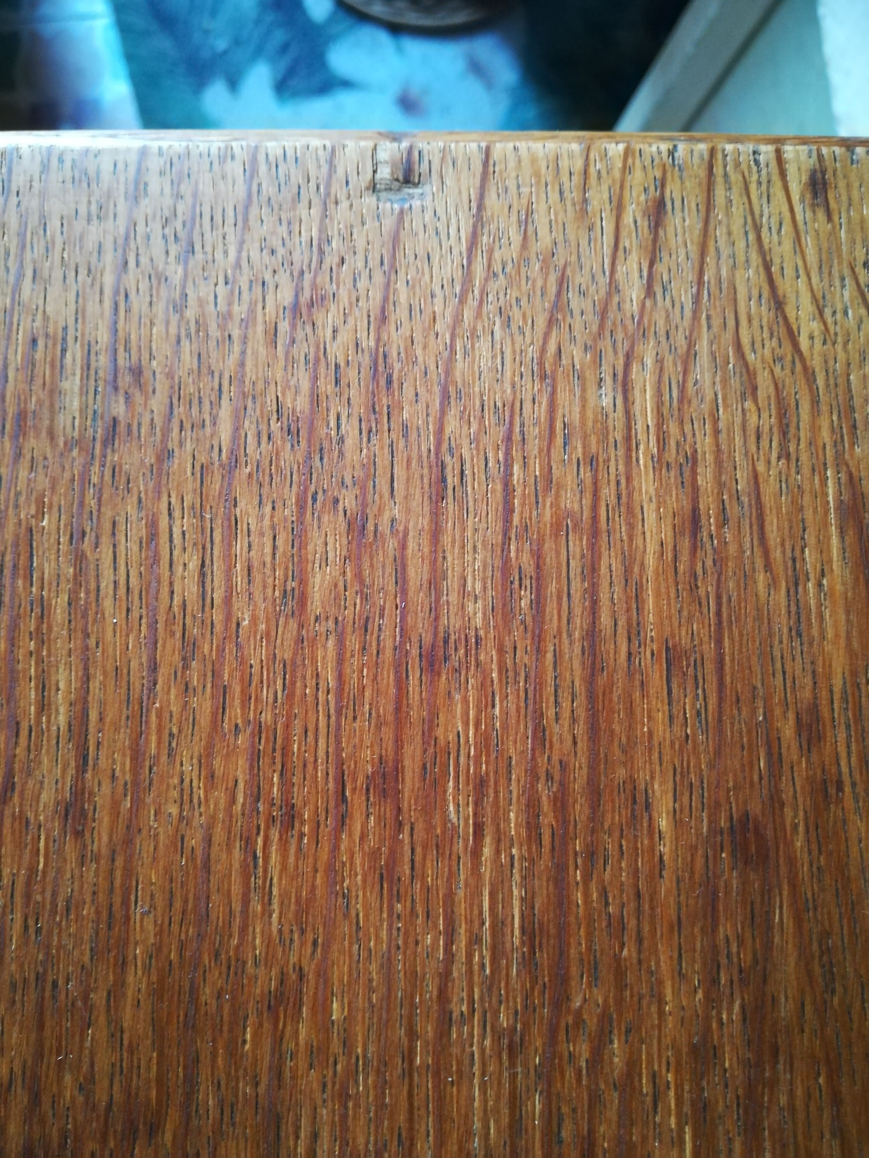 Worker light oak on feet