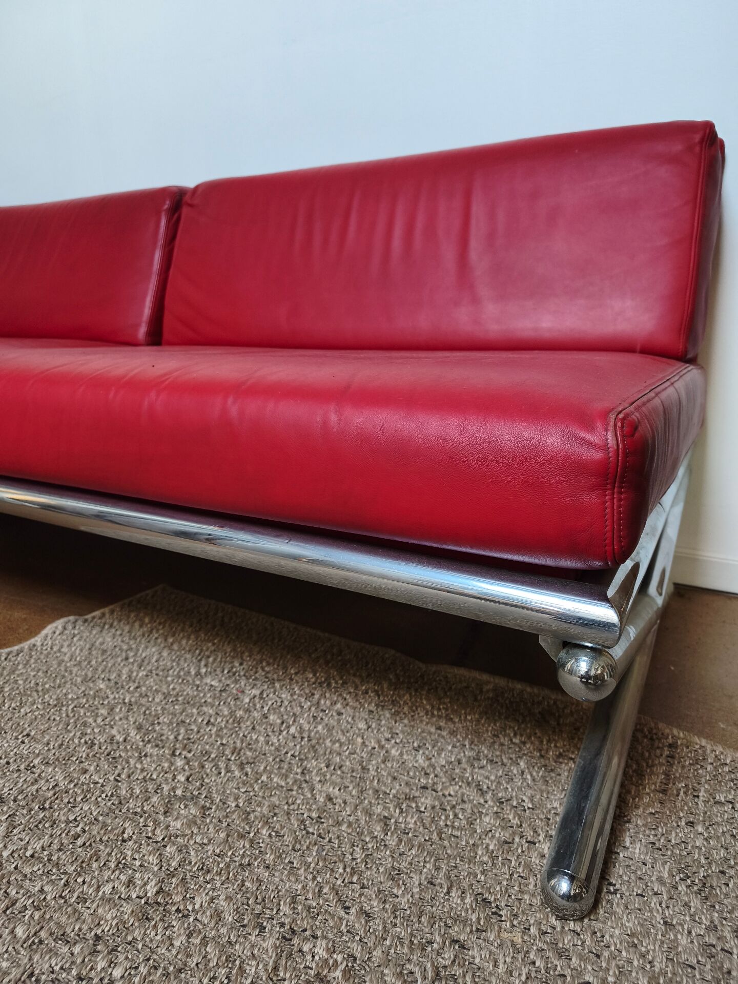 Large vintage red leather three-seater sofa – circa 1960 – structure e