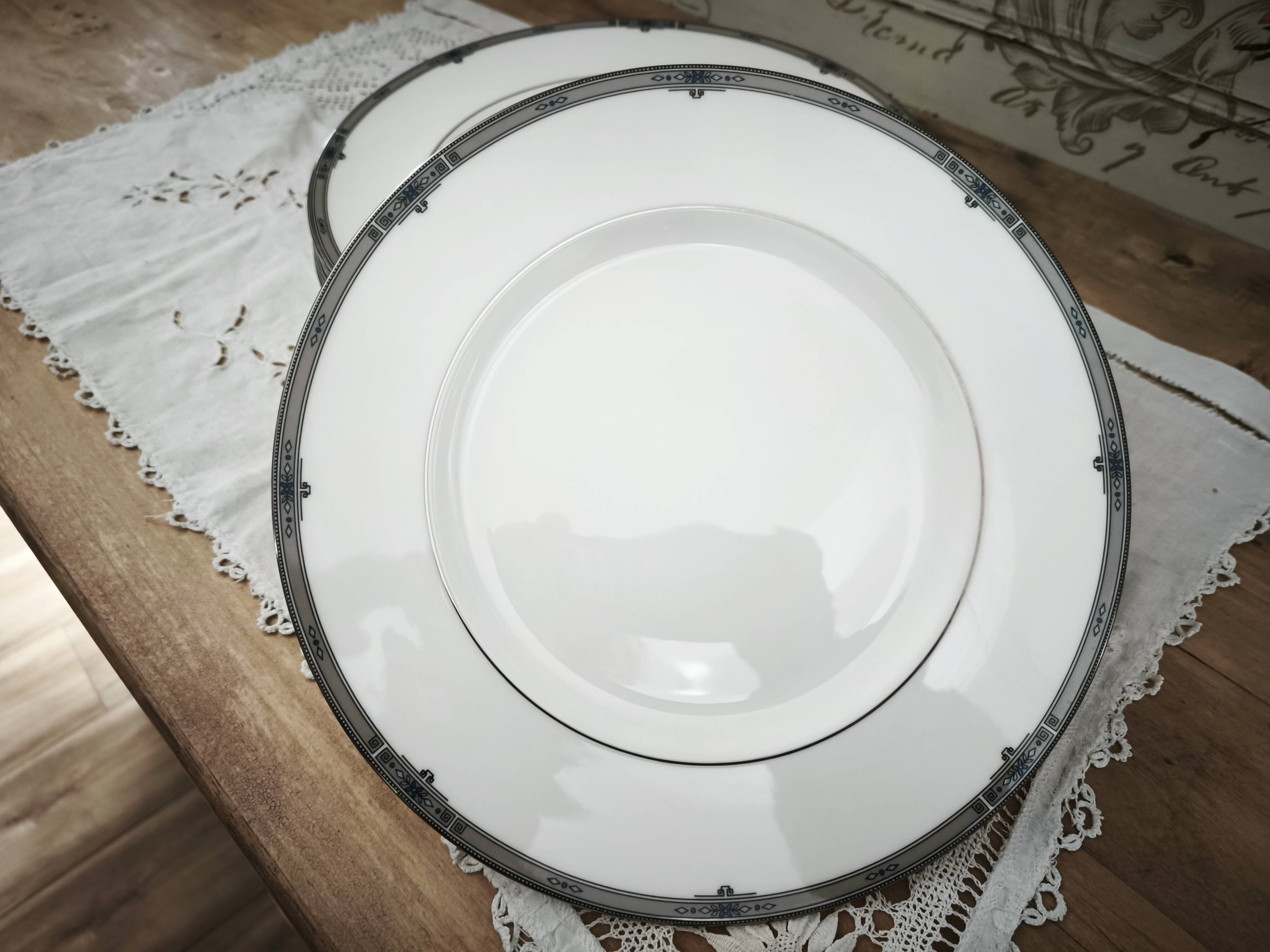 Set of 12 flat plates in English porcelain Wedgwood model Amherst.