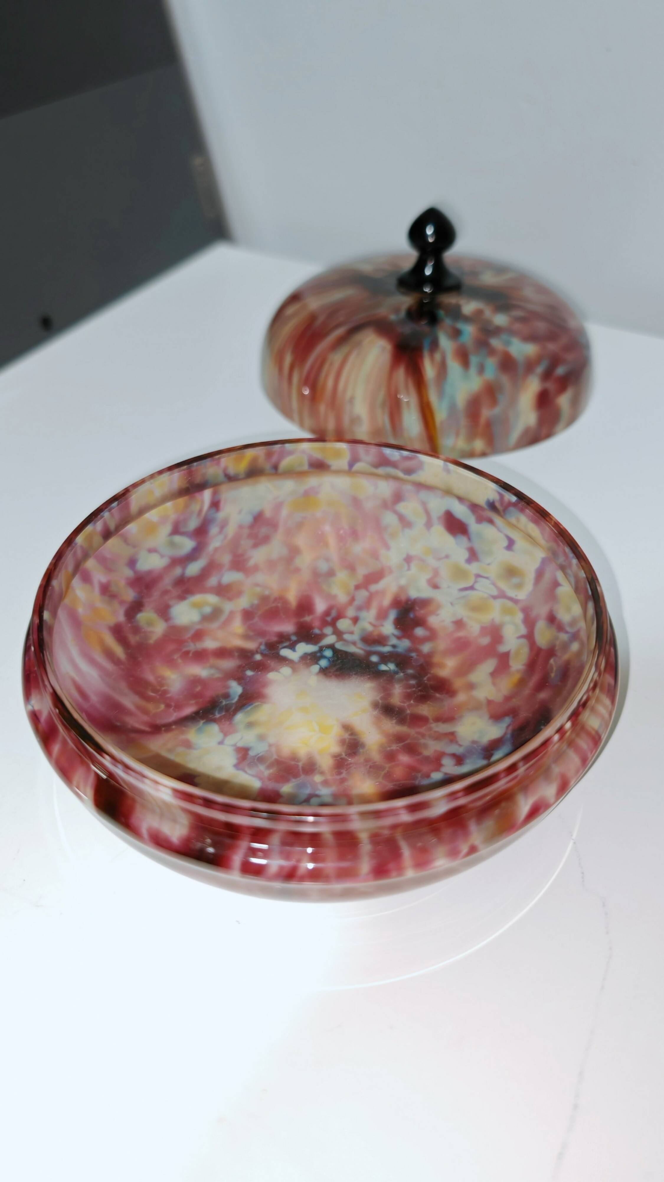 Coloured crystal bonbonnière Art Verrier Saint Louis