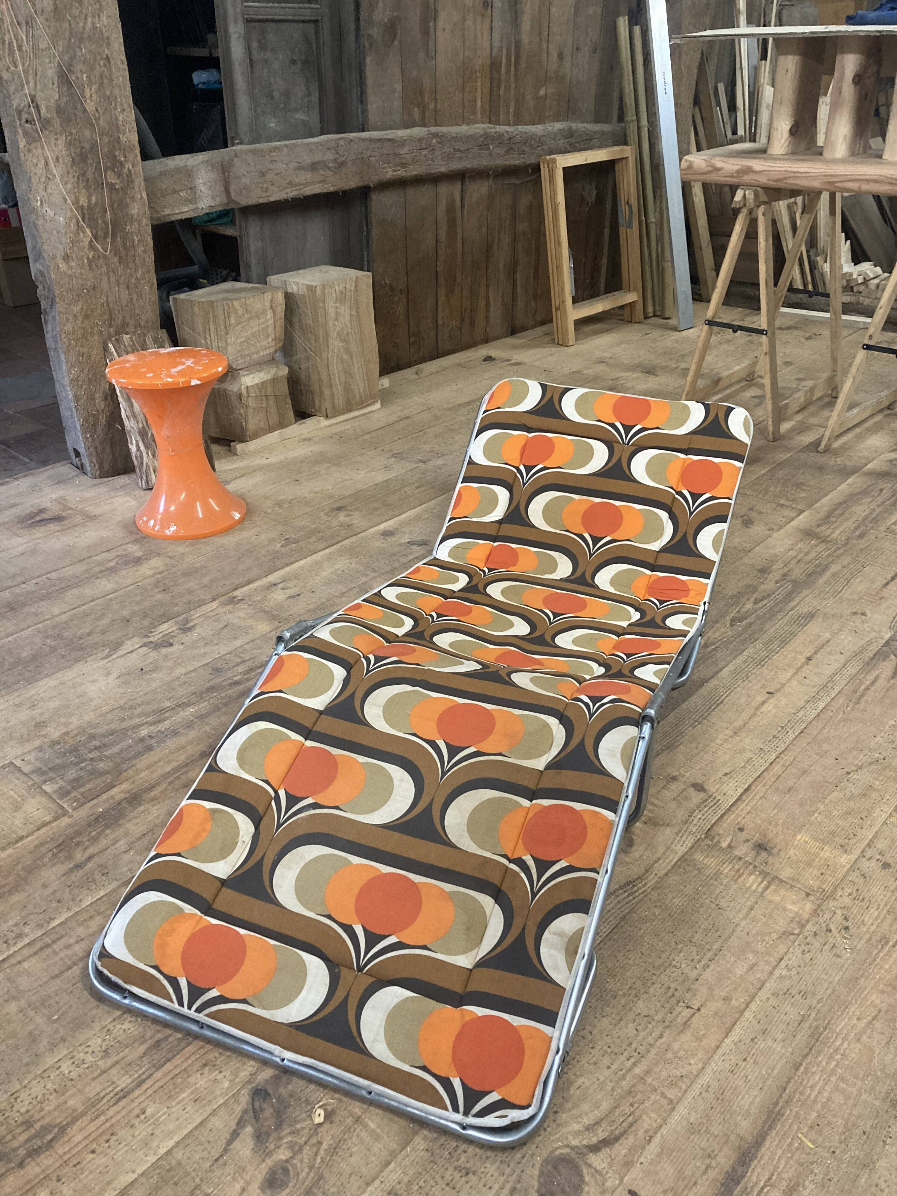1970 orange pattern / chaise longue / vintage camp bed in metal and fabric