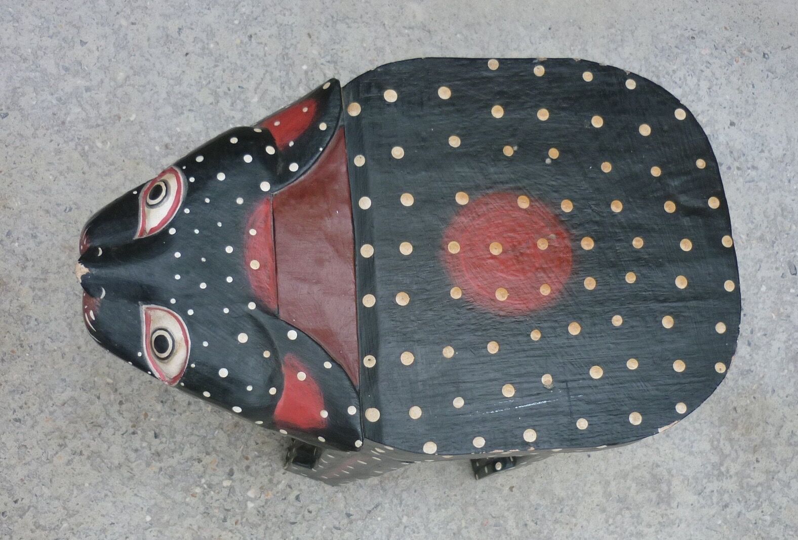 Tabouret depicting a cat