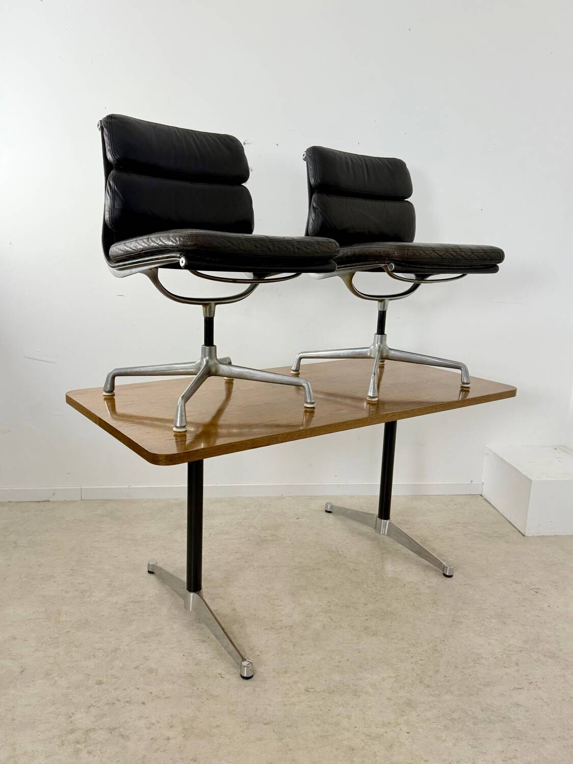 Lot of 2 leather soft pad armchairs chairs EA205 design Charles Eames Herman Miller edition vintage 60s