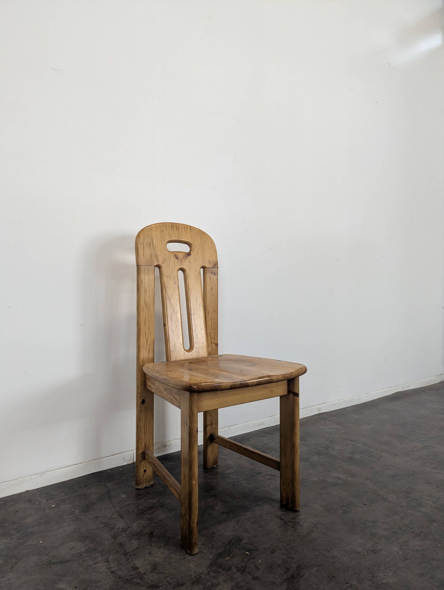 Série de 4 chaises style chalet en pin années 80