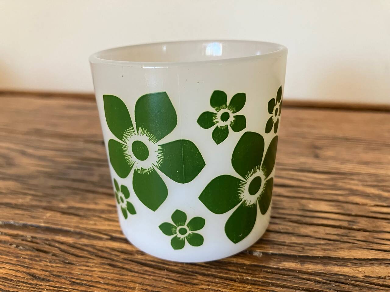 8 Arcopal flowered espresso cups, vintage 1970s