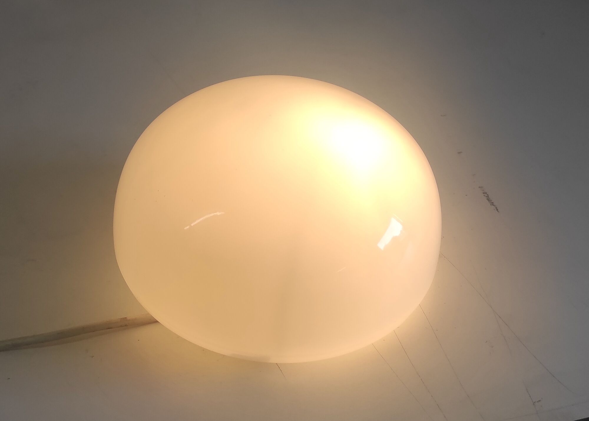 Plafonnier ou applique en verre opalin, années 60/70