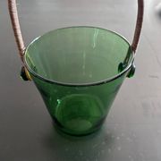 Seau à glace en verre vert et rotin