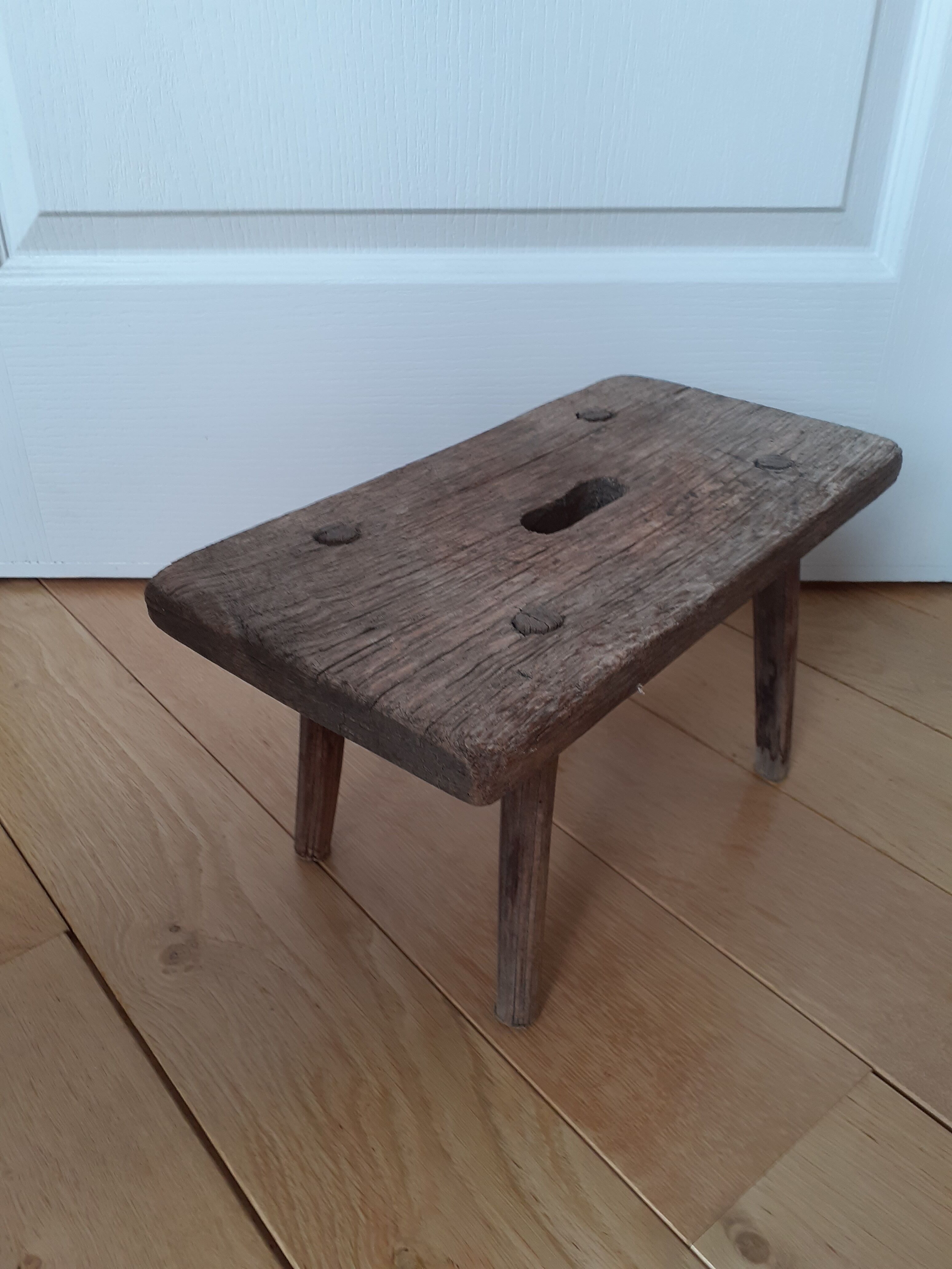 Tabouret bas en bois massif