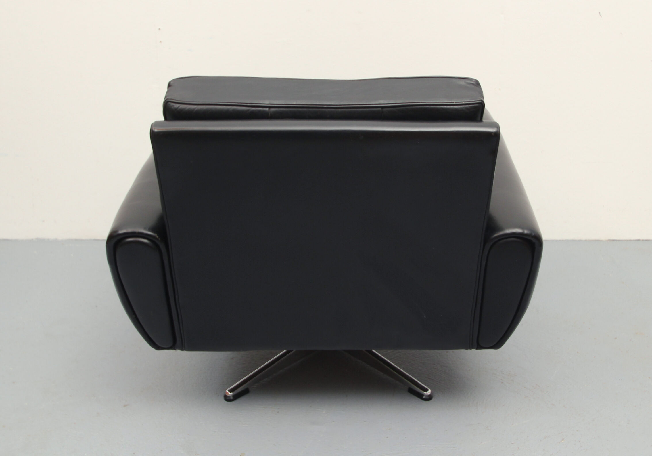 Chaise en cuir pivotant des années 1960 en noir
