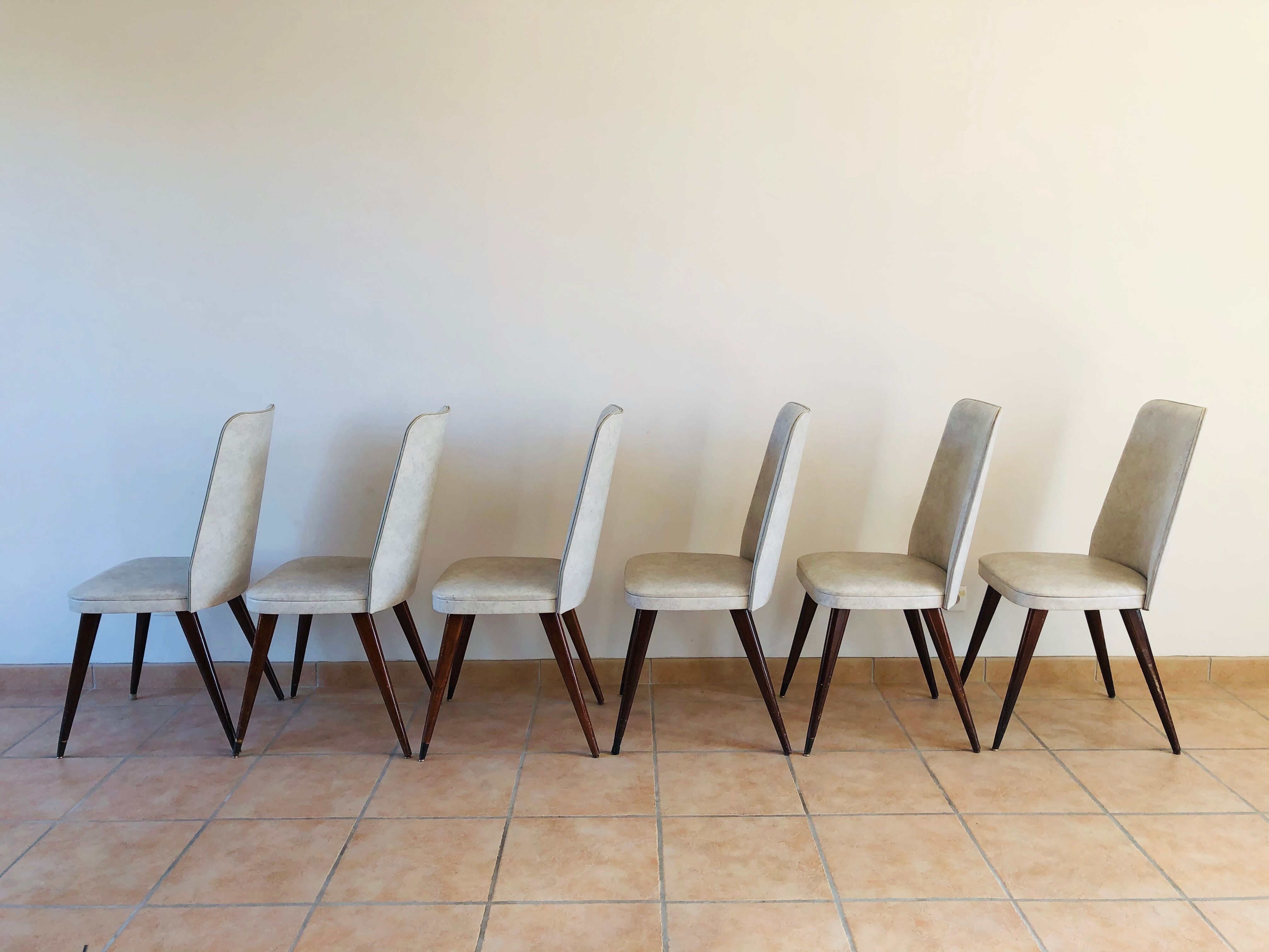 Set de 6 chaises vintage en skaï et noyer