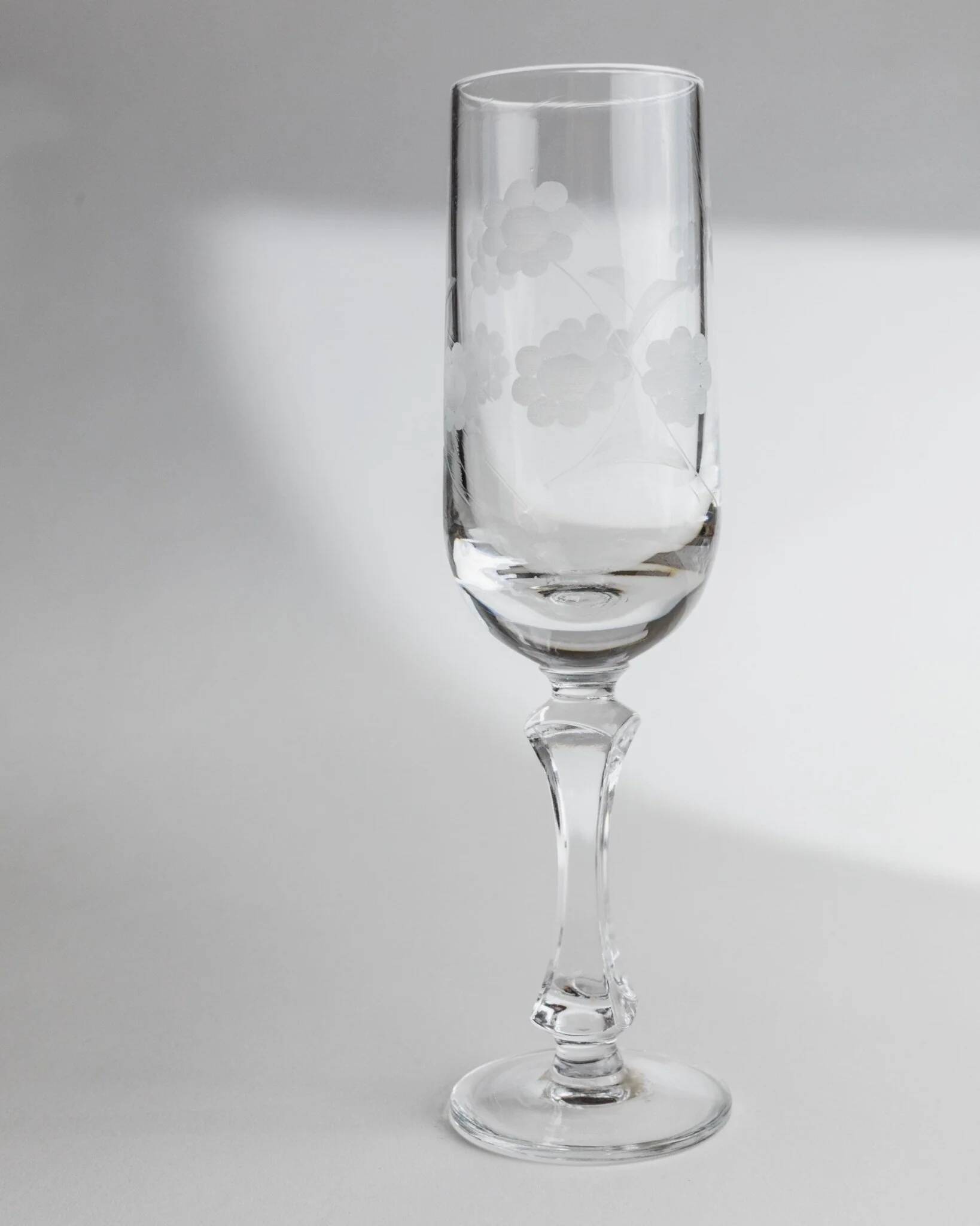 Verre à champagne en cristal clair, ensemble de 5, motif floral gravé, vintage des années 1960, Italie.