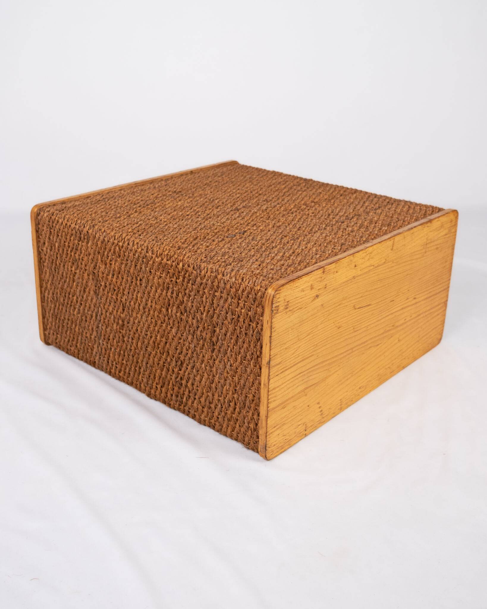 Series of 4 low tables made of cord and pine, France, 1980s.