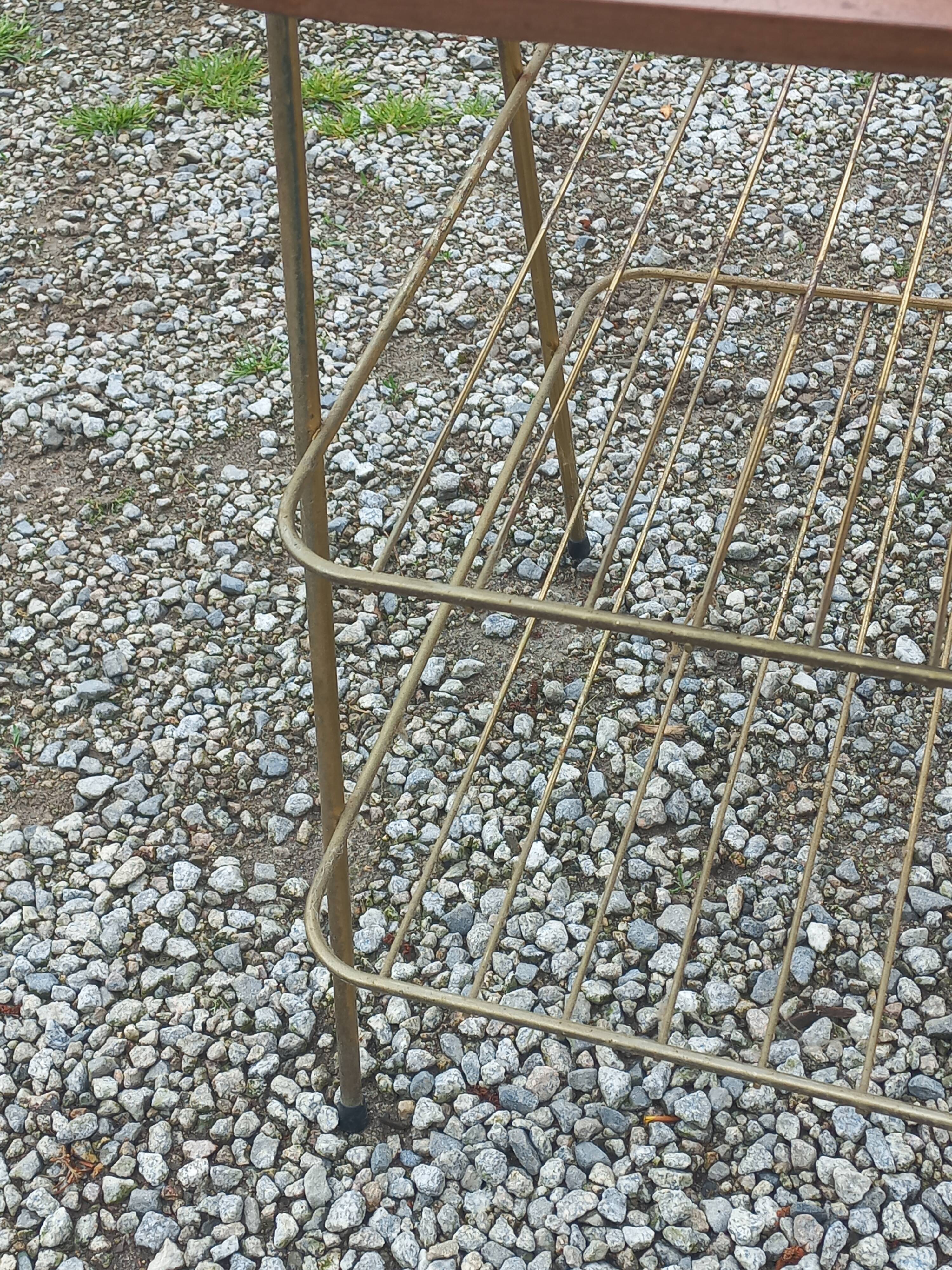Lampadaire des années 50 en métal doré triple tablettes acajou et métal doré