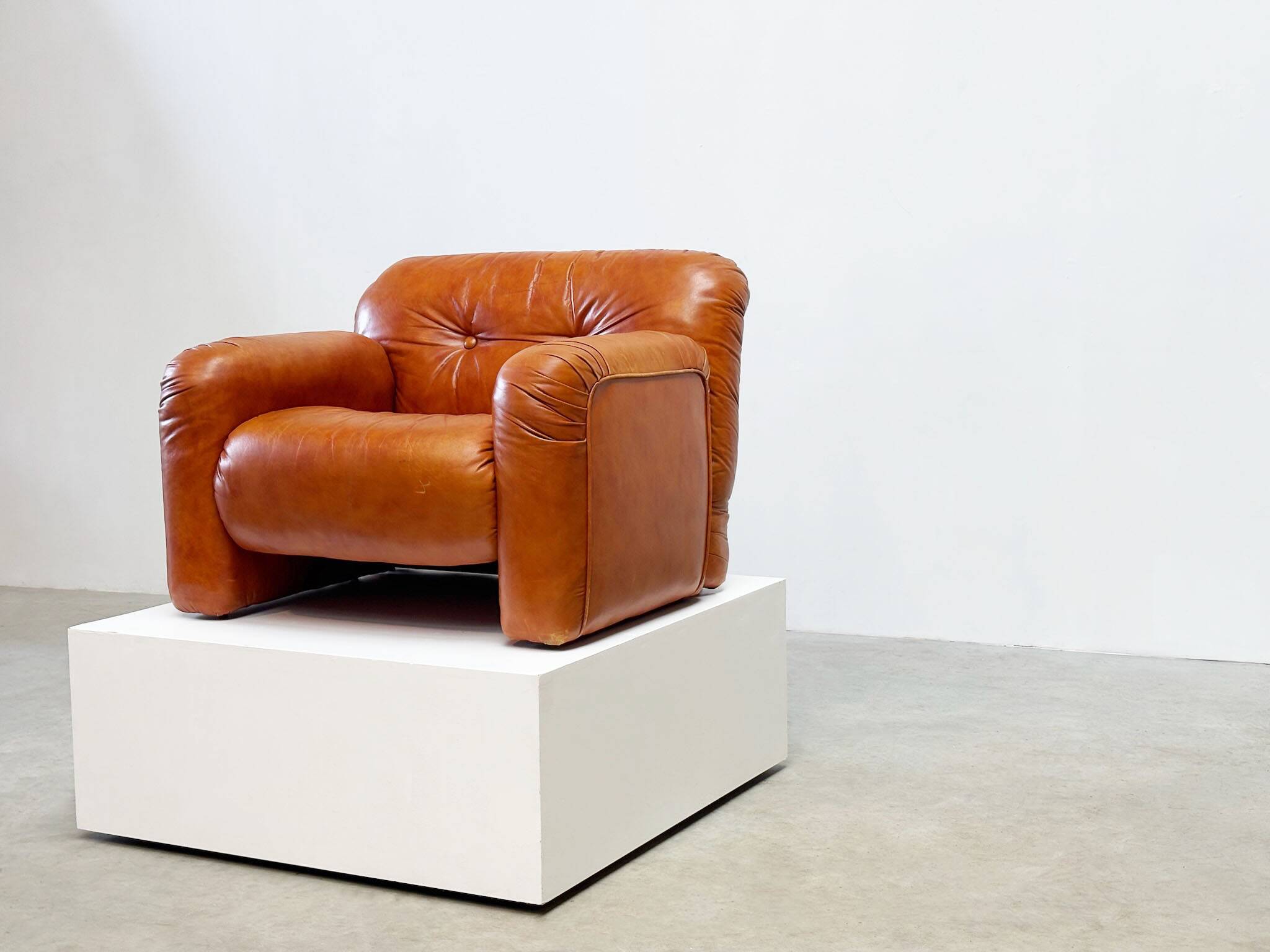 Comfortable Italian lounge chair